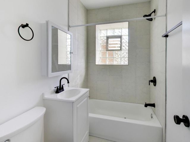 7425 N Campbell Avenue 3, Chicago, IL 60645