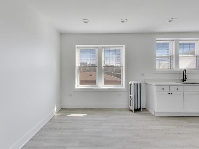 7425 N Campbell Avenue 3, Chicago, IL 60645