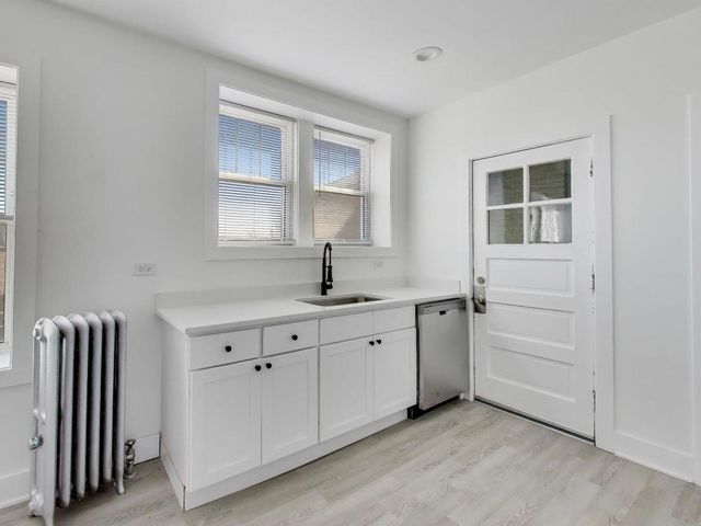 7425 N Campbell Avenue 3, Chicago, IL 60645