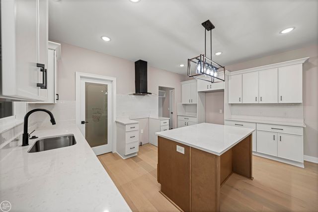 4114 Edgeland Avenue, Royal Oak, MI 48073