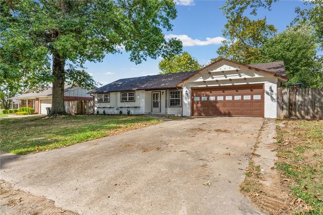 204 E Henson Avenue, Springdale, AR 72764