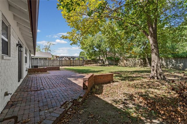 204 E Henson Avenue, Springdale, AR 72764
