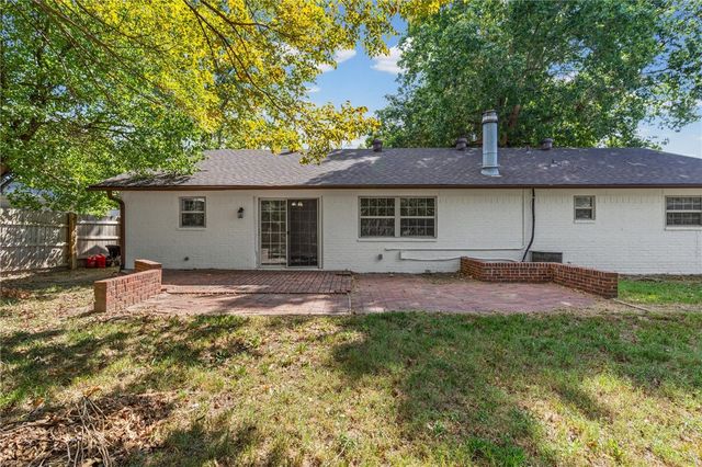204 E Henson Avenue, Springdale, AR 72764
