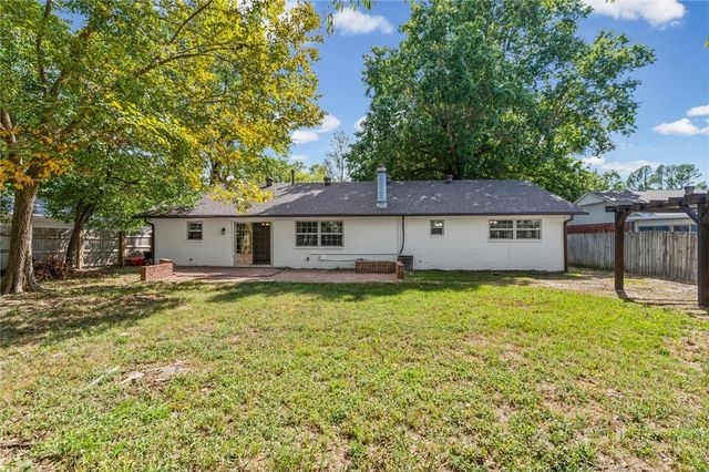 204 E Henson Avenue, Springdale, AR 72764