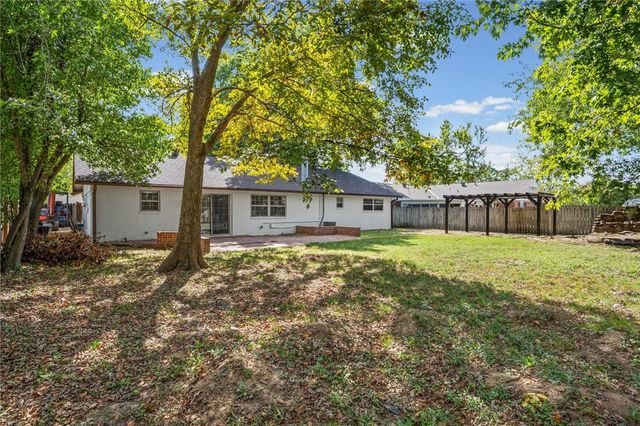 204 E Henson Avenue, Springdale, AR 72764