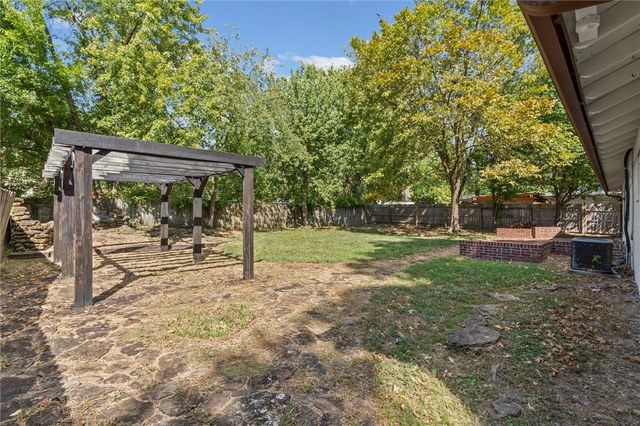 204 E Henson Avenue, Springdale, AR 72764