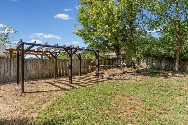 204 E Henson Avenue, Springdale, AR 72764