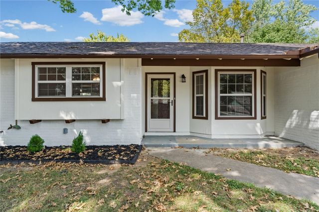 204 E Henson Avenue, Springdale, AR 72764