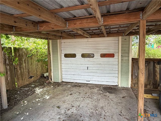 202 S Virginia Street, Port Lavaca, TX 77979