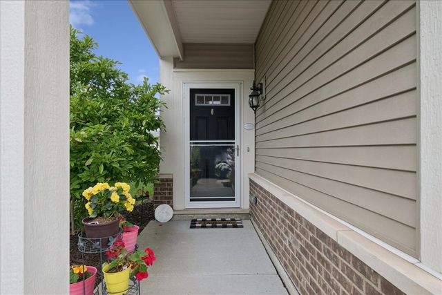 605 N Falls Circle, Pingree Grove, IL 60140