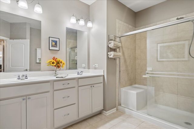 605 N Falls Circle, Pingree Grove, IL 60140