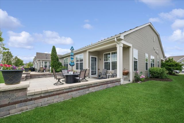 605 N Falls Circle, Pingree Grove, IL 60140