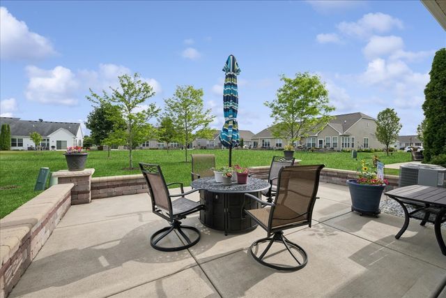 605 N Falls Circle, Pingree Grove, IL 60140