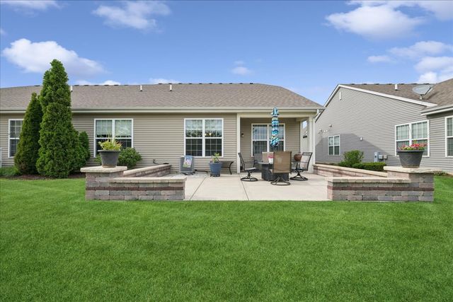 605 N Falls Circle, Pingree Grove, IL 60140