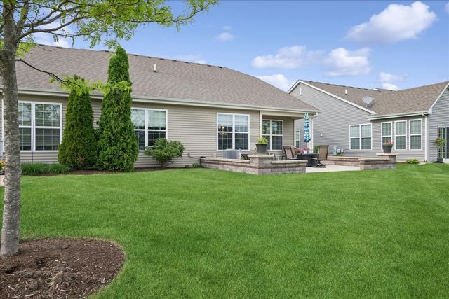 605 N Falls Circle, Pingree Grove, IL 60140