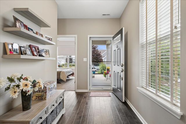 605 N Falls Circle, Pingree Grove, IL 60140