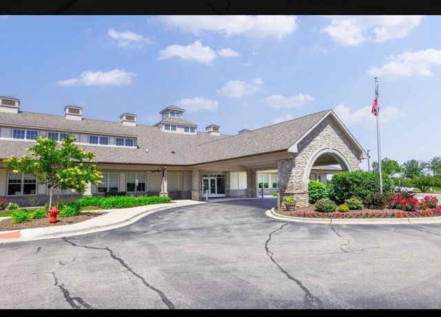 605 N Falls Circle, Pingree Grove, IL 60140