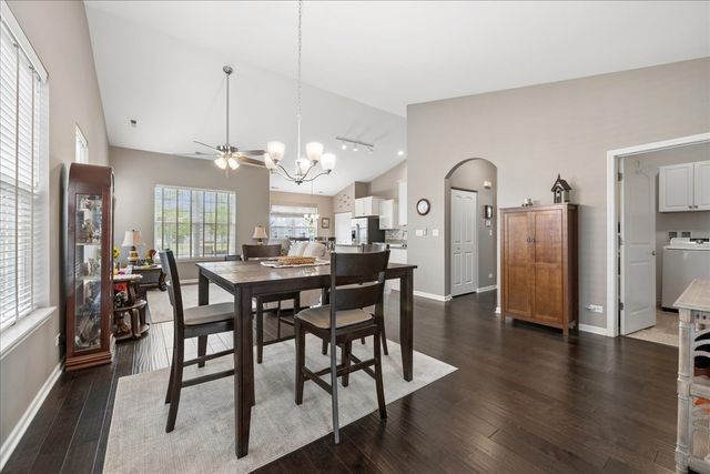 605 N Falls Circle, Pingree Grove, IL 60140