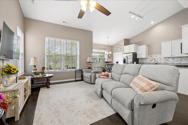 605 N Falls Circle, Pingree Grove, IL 60140