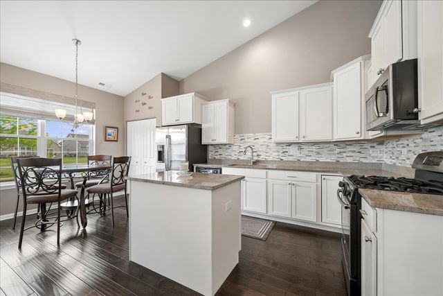 605 N Falls Circle, Pingree Grove, IL 60140
