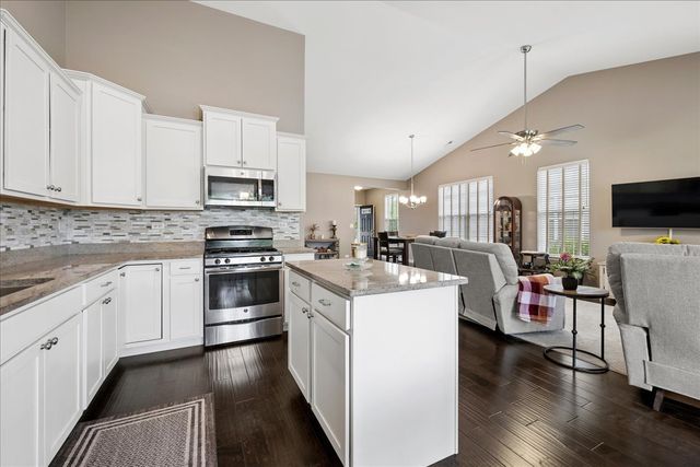 605 N Falls Circle, Pingree Grove, IL 60140