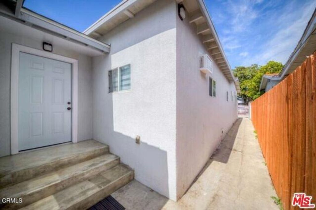 1726 W 37th Place 2, Los Angeles, CA 90018