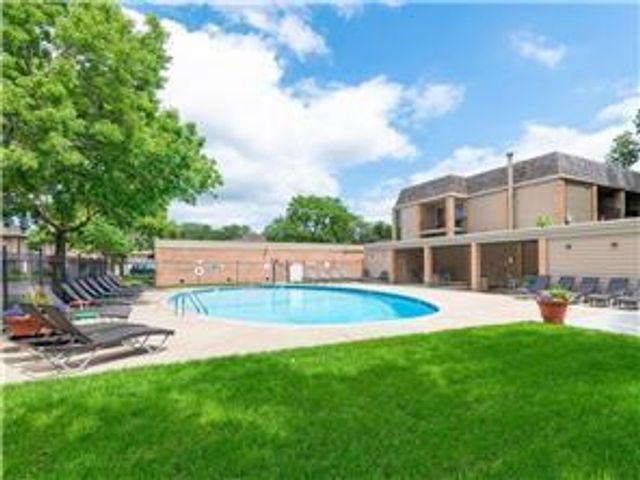 6423 Colony Way 1J, Edina, MN 55435