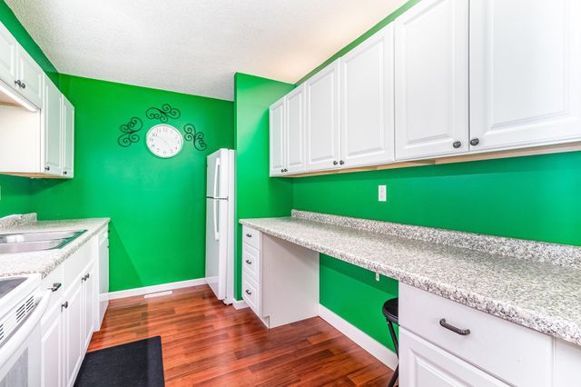 6423 Colony Way 1J, Edina, MN 55435