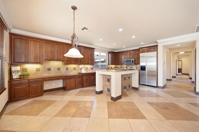 620 Castle Oaks Dr, Ione, CA 95640