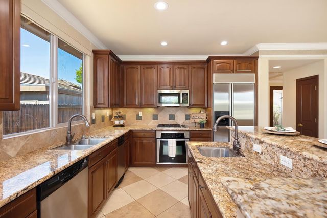 620 Castle Oaks Dr, Ione, CA 95640