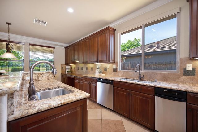 620 Castle Oaks Dr, Ione, CA 95640