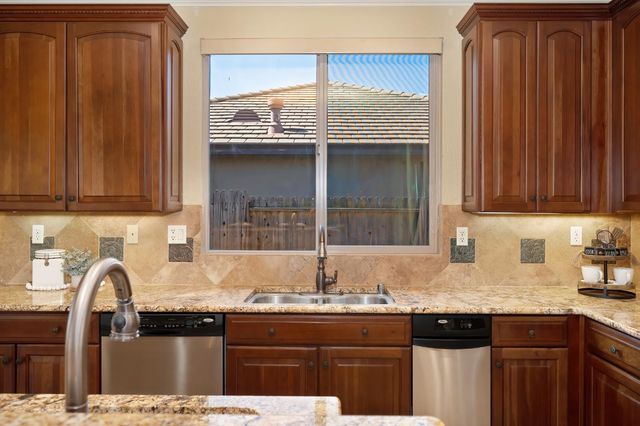 620 Castle Oaks Dr, Ione, CA 95640