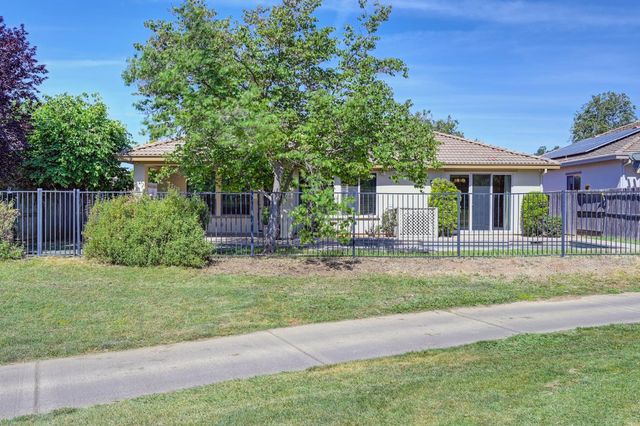 620 Castle Oaks Dr, Ione, CA 95640