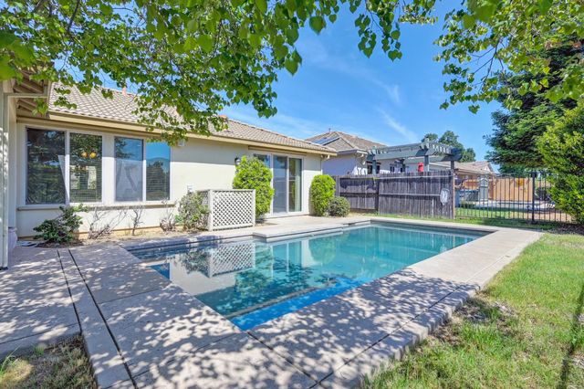 620 Castle Oaks Dr, Ione, CA 95640