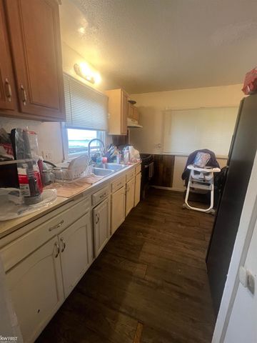 1297 W Kurtz Avenue, Flint, MI 48505