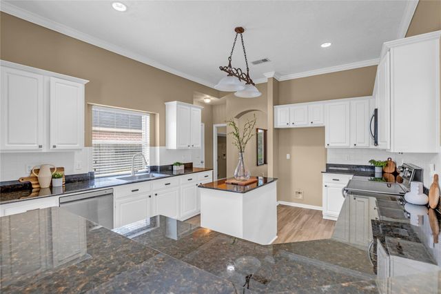 2709 W Oaks Boulevard, Pearland, TX 77584