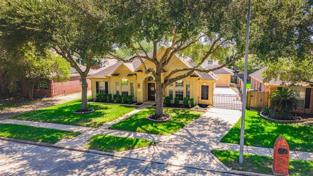 2709 W Oaks Boulevard, Pearland, TX 77584