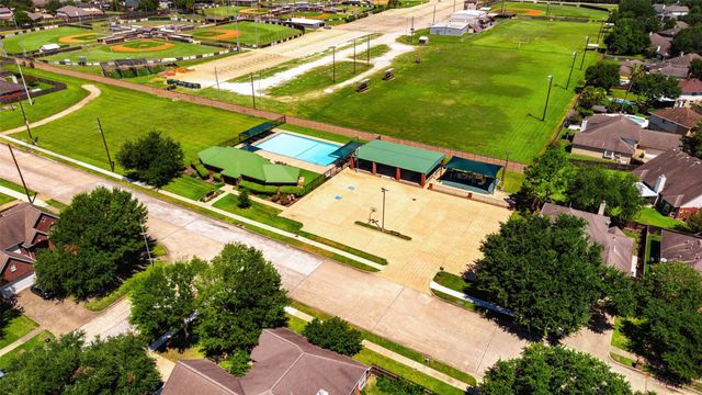 2709 W Oaks Boulevard, Pearland, TX 77584