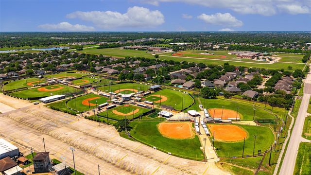 2709 W Oaks Boulevard, Pearland, TX 77584