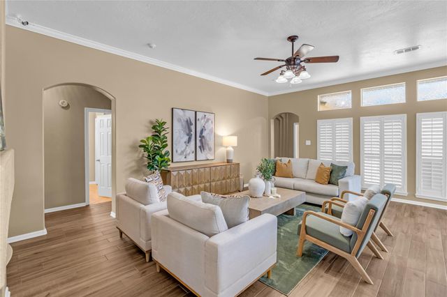2709 W Oaks Boulevard, Pearland, TX 77584