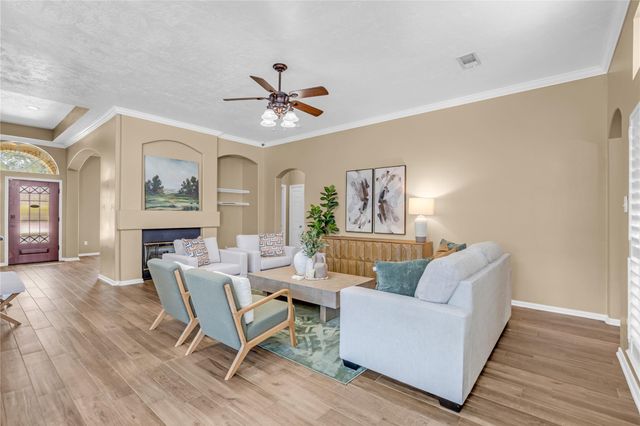 2709 W Oaks Boulevard, Pearland, TX 77584