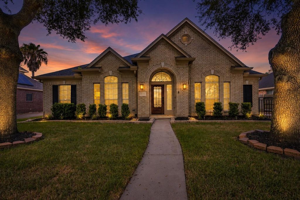 2709 W Oaks Boulevard, Pearland, TX 77584