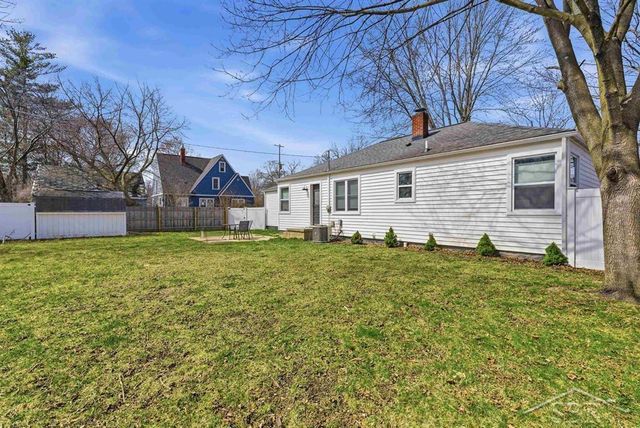 305 W Sugnet Road, Midland, MI 48640