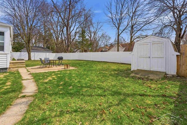 305 W Sugnet Road, Midland, MI 48640