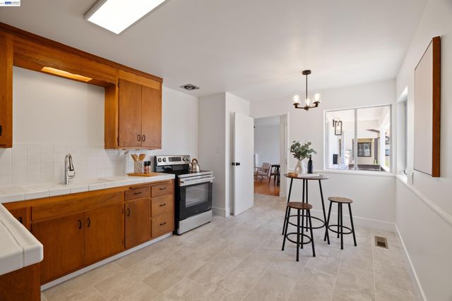 15512 Farnsworth St, San Leandro, CA 94579