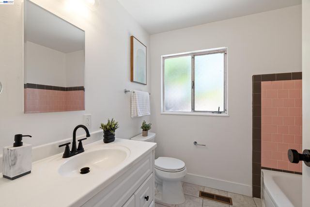 15512 Farnsworth St, San Leandro, CA 94579