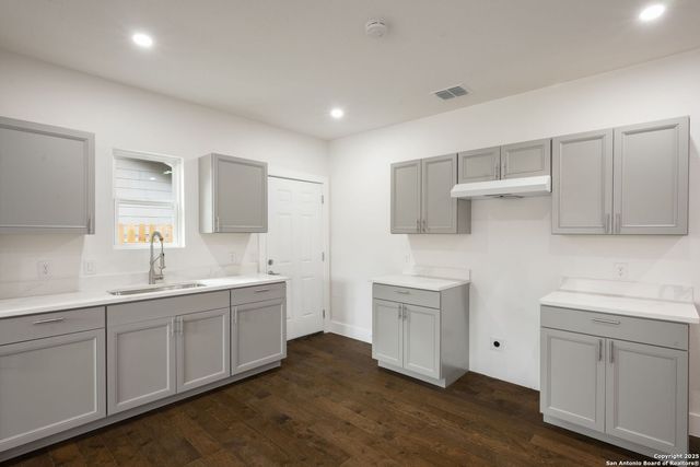 1030 elsmere, San Antonio, TX 78201