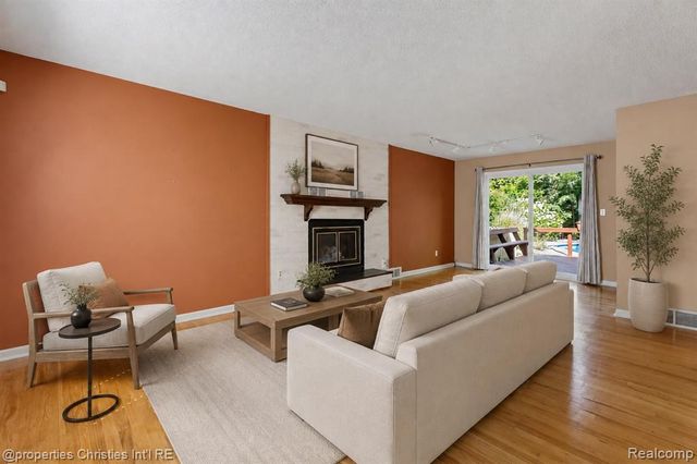 3560 Beach Road, Troy, MI 48084
