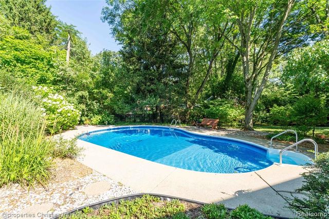 3560 Beach Road, Troy, MI 48084