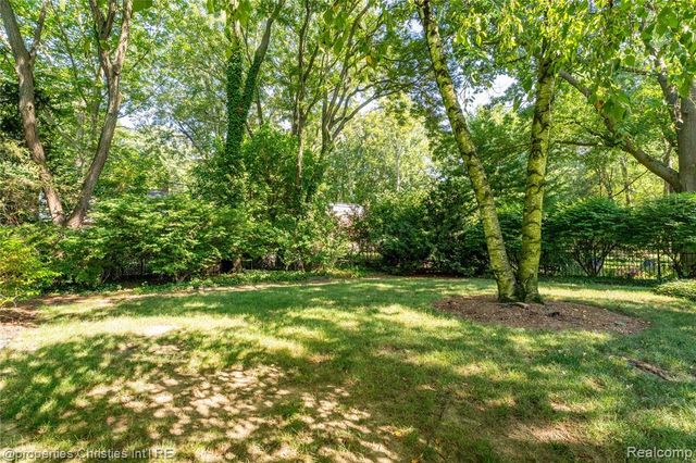 3560 Beach Road, Troy, MI 48084